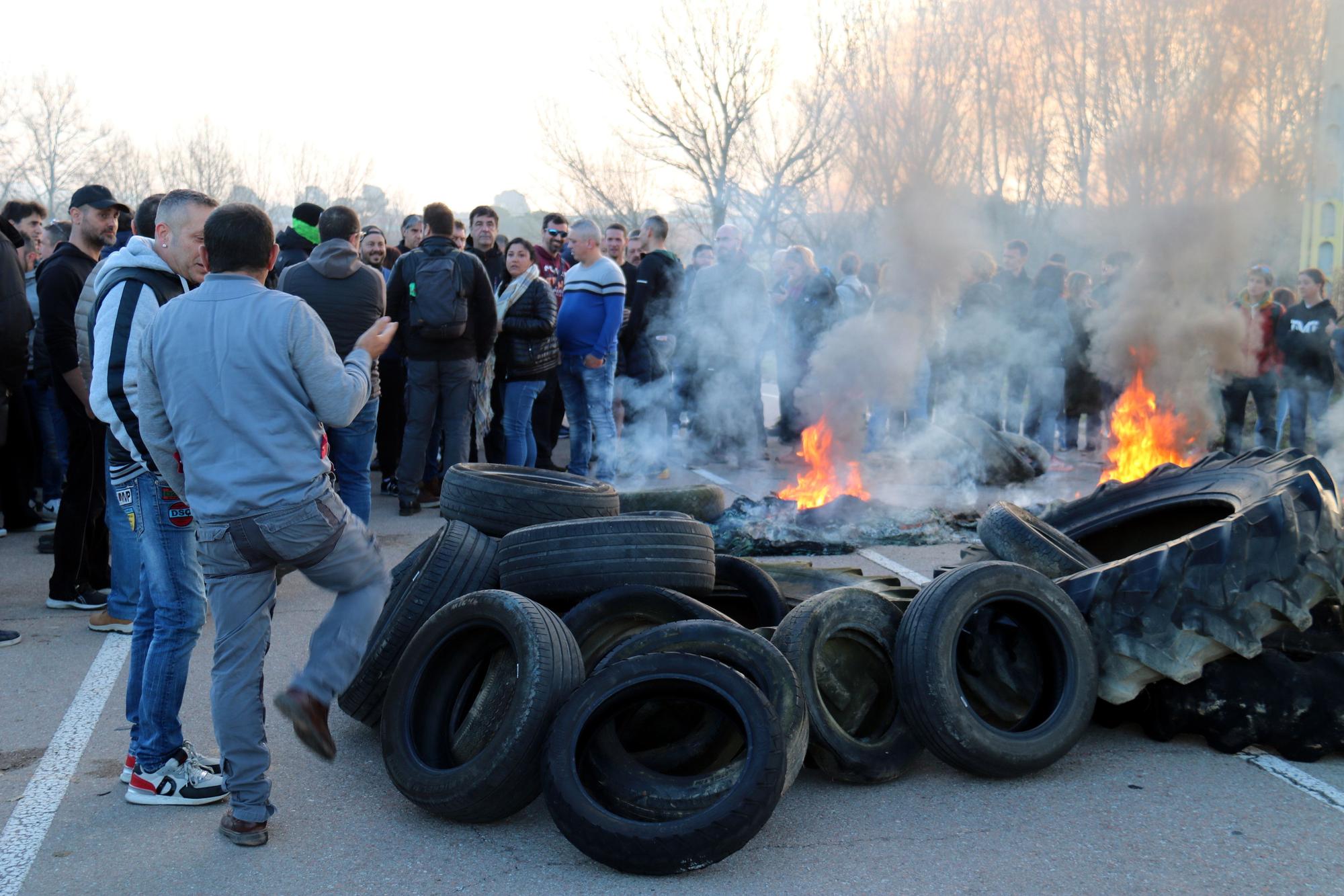 Treballadors obstaculitzant pas a l'accés a la presó de Lledoners, al Bages