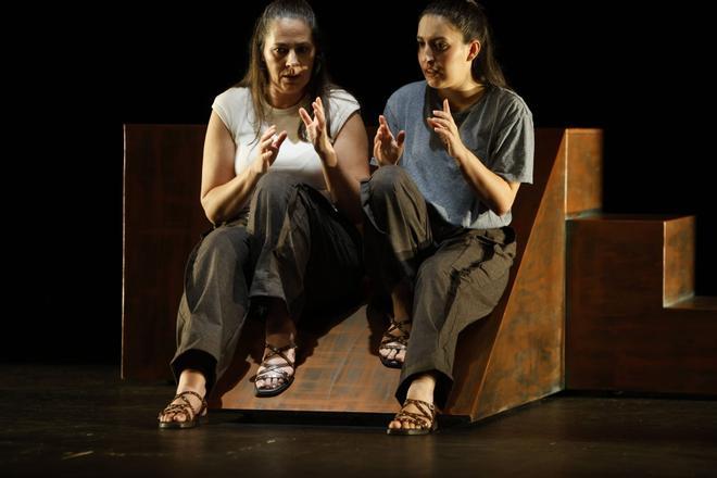 Los ensayos de "El caso Lucrecia" en el teatro de la Universidad Laboral, en imágenes