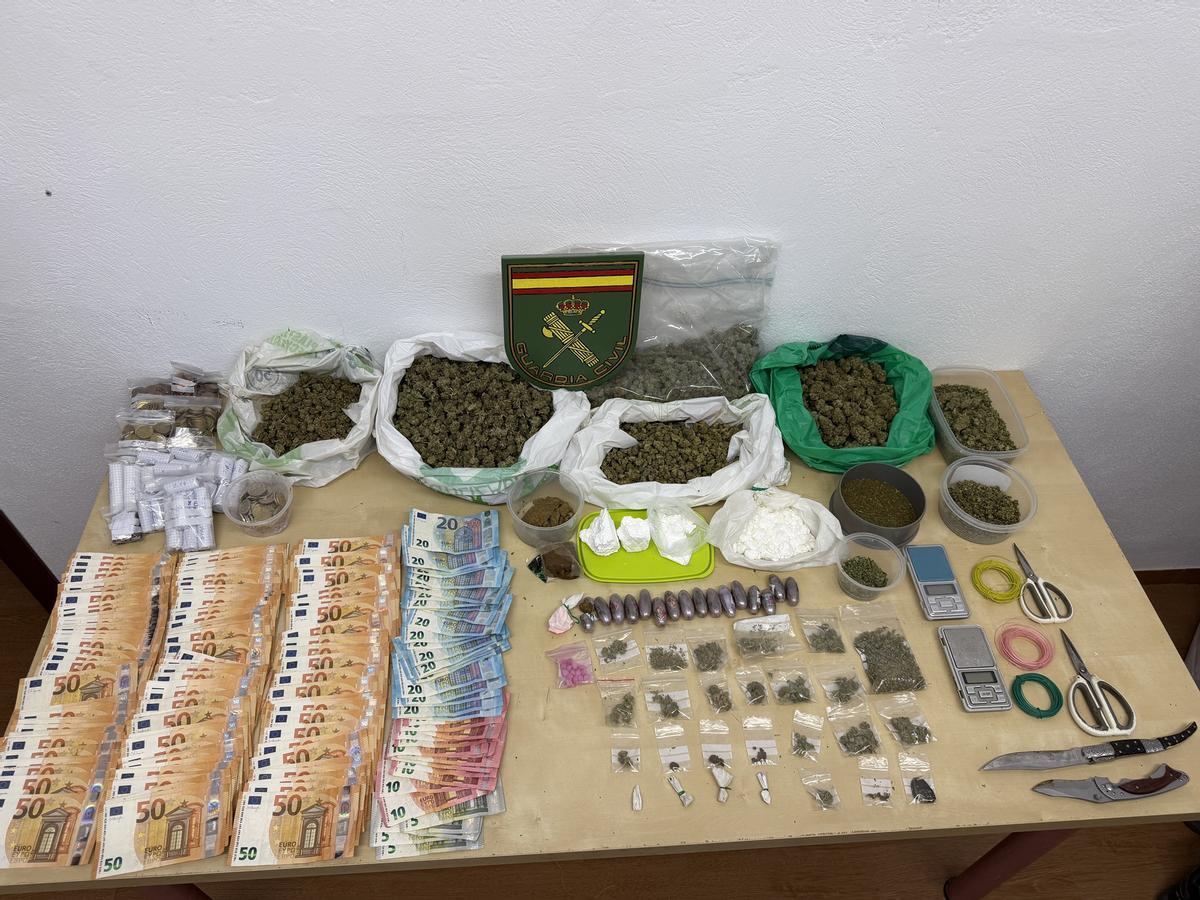 Droga, dinero en efectivo y útiles intervenidos tras la operación desarrollada por la Guardia Civil en Almodóvar del Río.