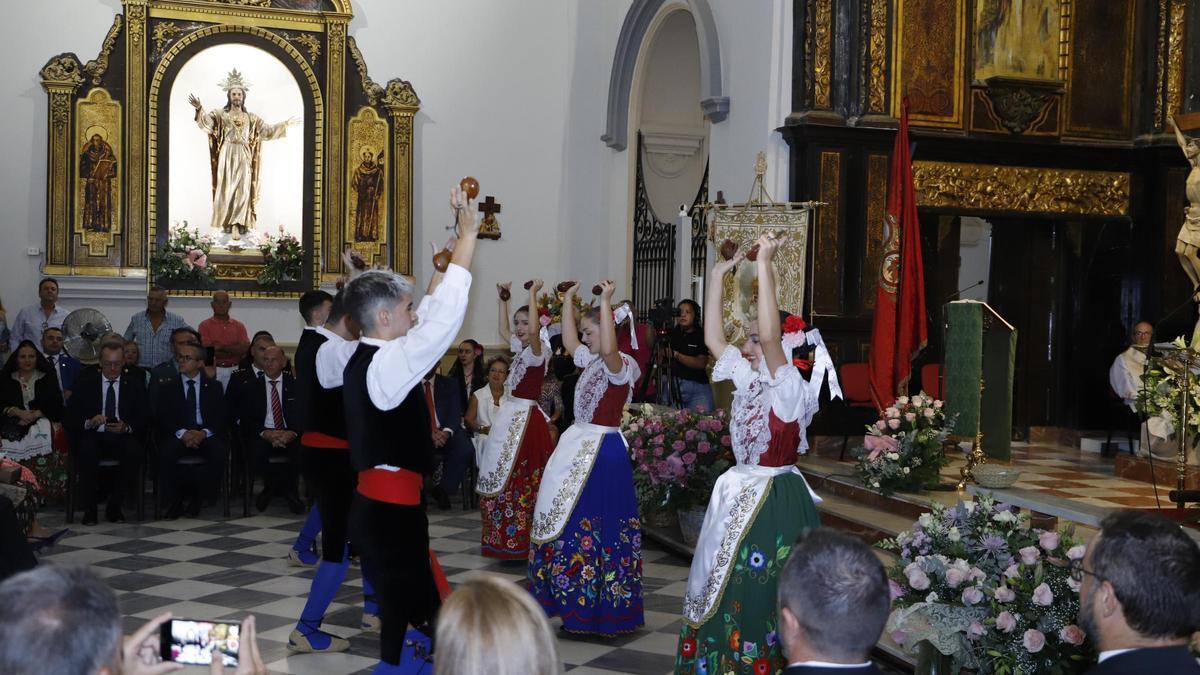 Jóvenes de Coros y Danzas interpretan bailes tradicionales de Lorca, durante la misa en honor a la Virgen de las Huertas.