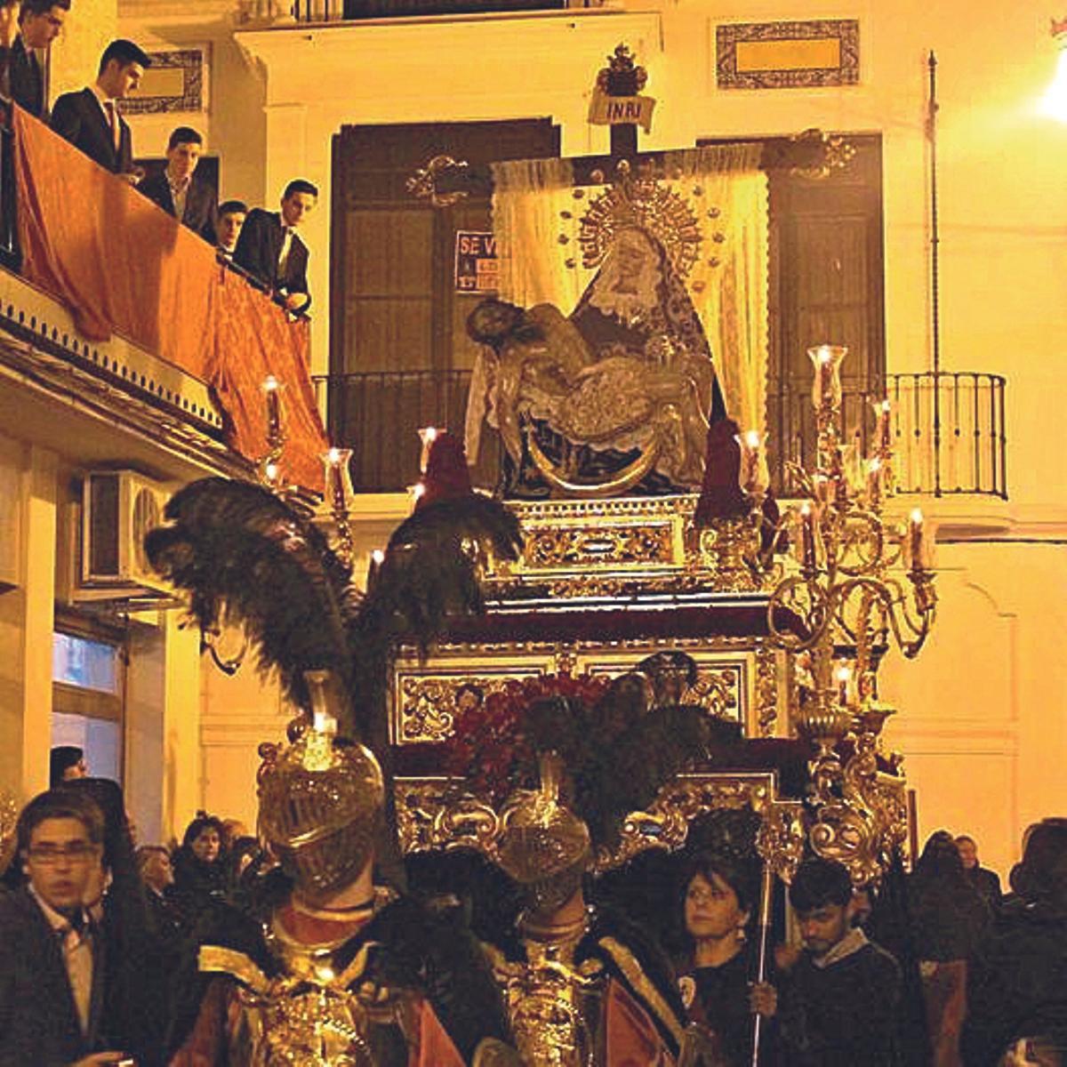 Las Angustias sale el Viernes Santo de la iglesia convetual de Las Agustinas.