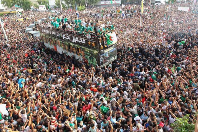 Los seguidores reciben a la selección de Argelia durante las celebraciones por la conquista de la Copa África de Naciones (CAN).
