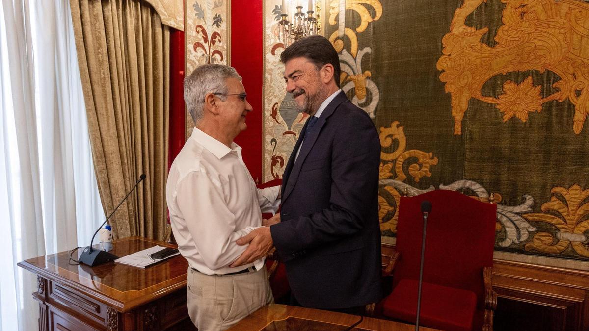 El interventor y el alcalde, en una imagen del pasado verano.