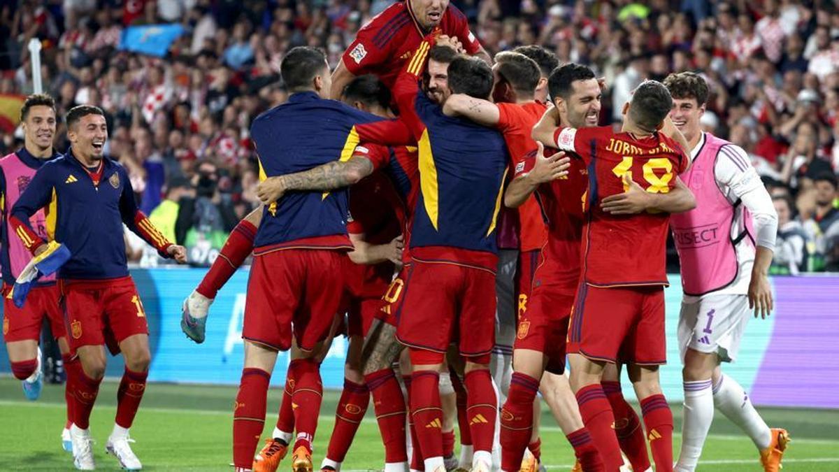 Los jugadores de la selección española celebran el triunfo logrado en la Nations League.