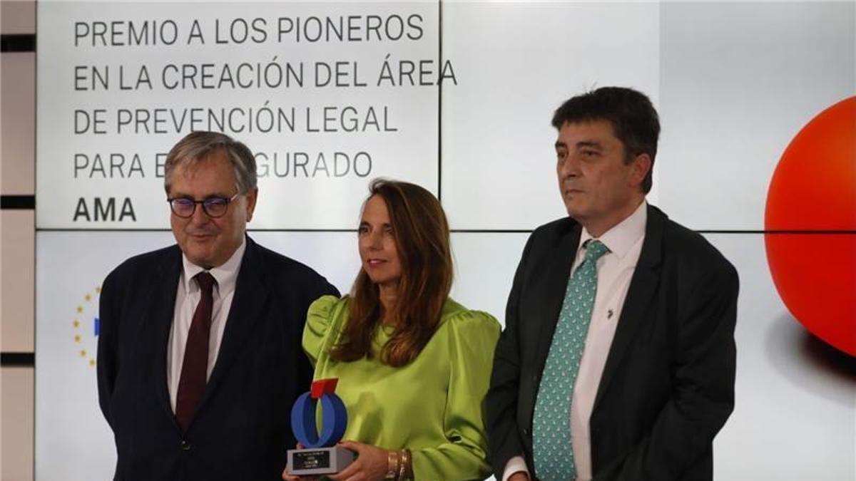 Raquel Murillo recogiendo el premio.