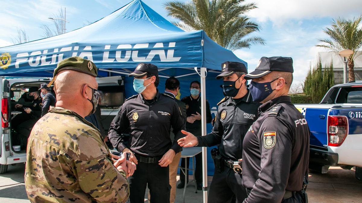 Efectivos de las Fuerzas y Cuerpos de Seguridad, en Orihuela, en una foto de archivo