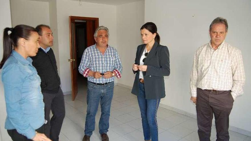 Nidia Arévalo con Sara Cebreiro, Alberto Méndez, Luis Alonso y Cándido Pérez, en un piso para alquiler social del Concello. // D.P.