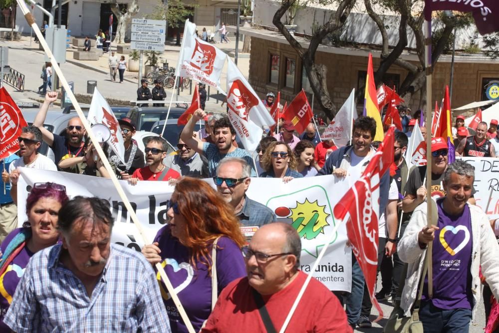 La reivindicación se concretó, durante la marcha por la avenida de España, en el grito «con [Albert] Rivera, no»