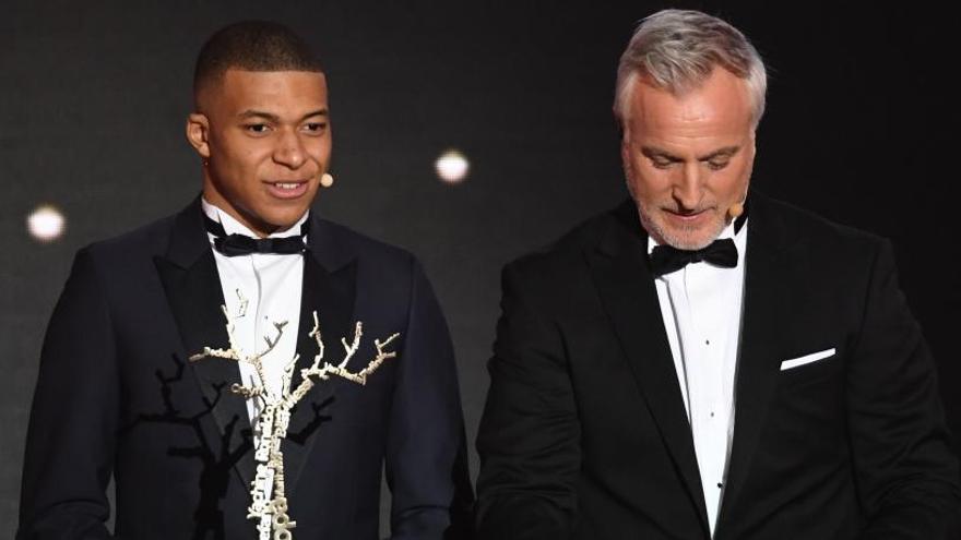 Kylian Mbappé recibe el trofeo Kopa.