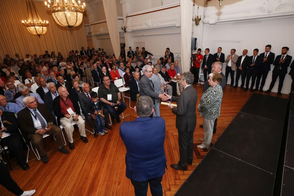 El acto de entrega de las insignias de oro a los socios del Celta // R. Grobas