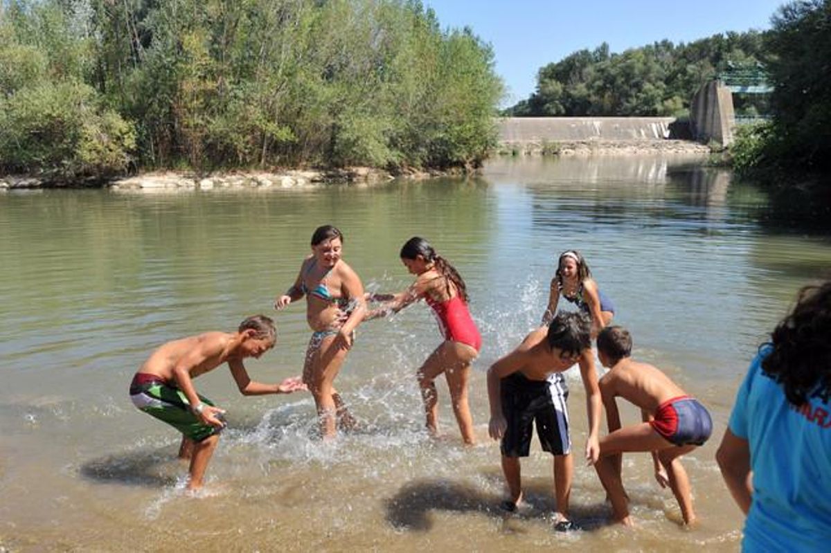Grup de nens es diverteixen després de la classe de piragüisme a Lleida.