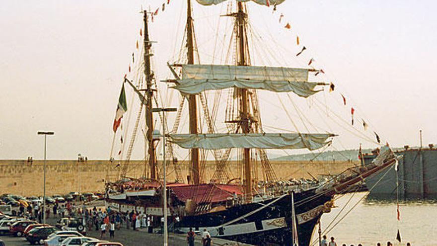 El Palinuro en 1996, uno de los grandes veleros de la Cutty Sark.