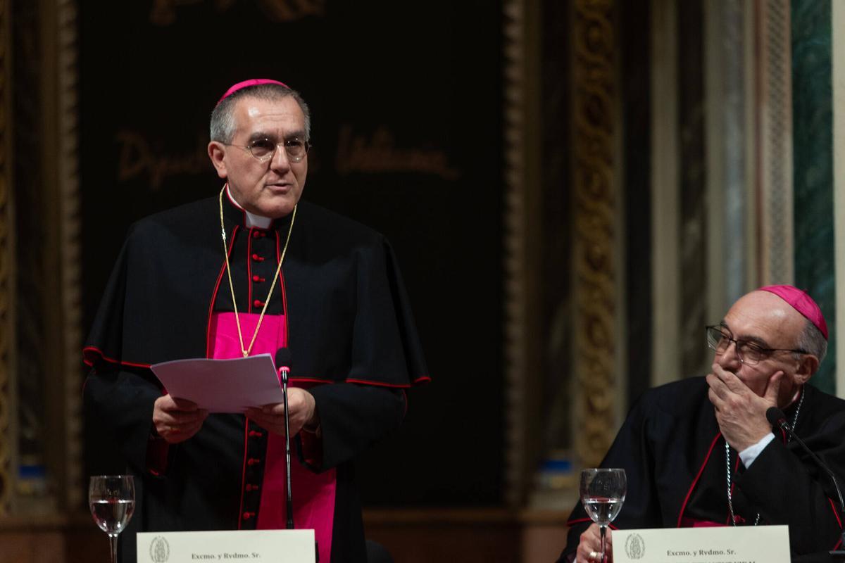 El Nuncio Piero Pioppo junto al arzobispo Benavent.