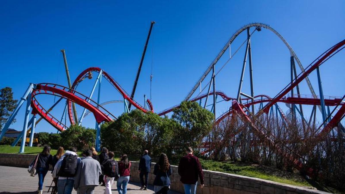 Tareas de mantenimiento en la atracción Dragon Khan de PortAventura.