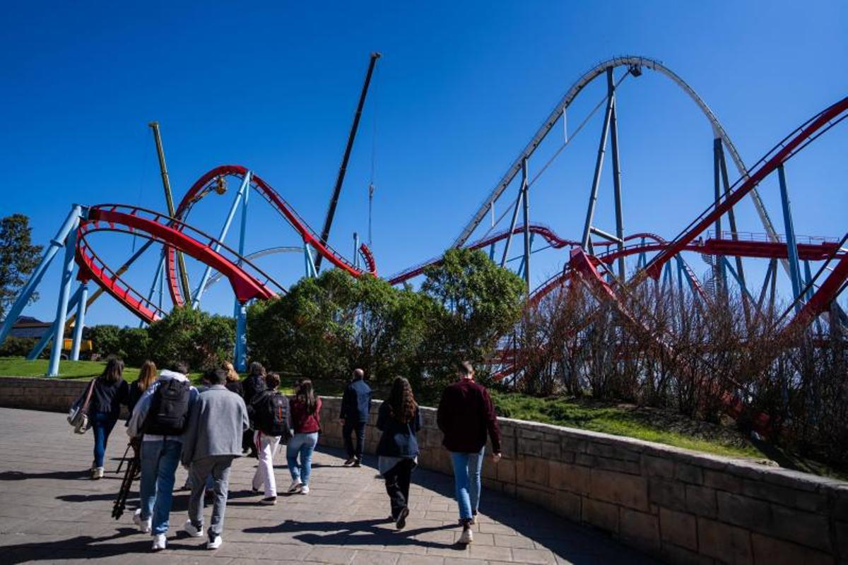 Tareas de mantenimiento en la atracción Dragon Khan de PortAventura.