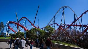 Tareas de mantenimiento en la atracción Dragon Khan de PortAventura.