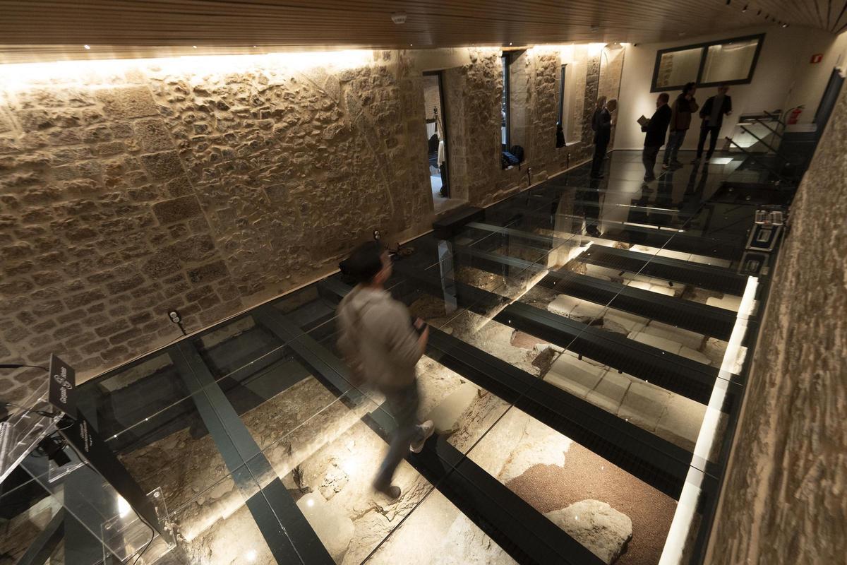 El pavimento fundacional de Barcelona sale a luz en las obras de un hotel