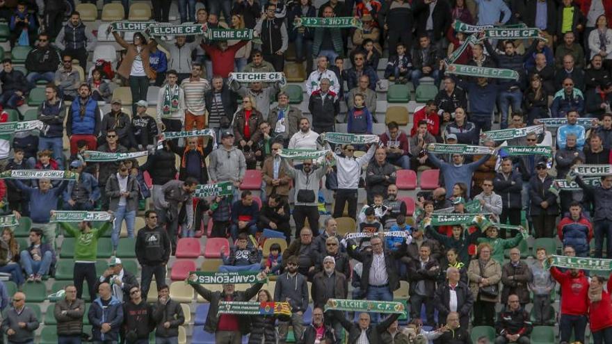 Seguidores del Elche durante el partido ante el Mallorca