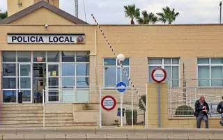 Fiscalía pide penas de cárcel para 3 policías acusados de quitar multas en Torrevieja (2021)