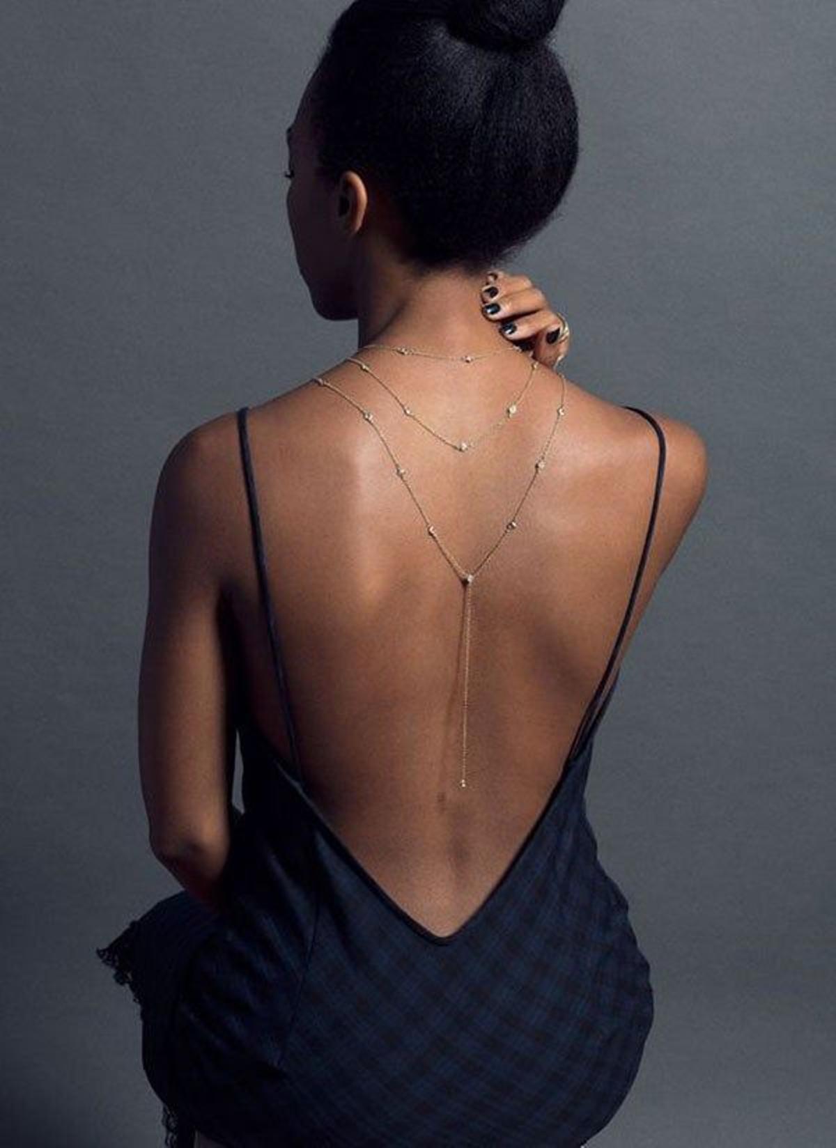Los collares también se llevan a la espalda, como Laura Escanes - Stilo