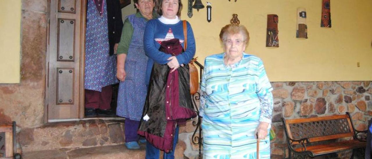 De izquierda a derecha Josefa Menéndez, Mari Suárez, Irene Alonso y Josefa Suárez, en la entrada del palacio de La Mota.