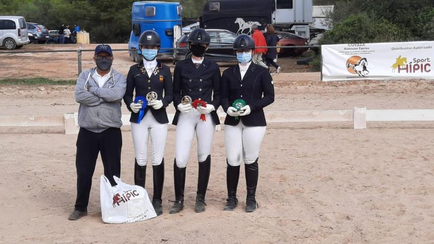 Entrega de trofeos en una de las categorías del Concurso de doma clásica