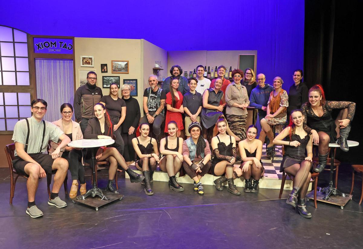 Foto de família de gran part de l’equip que fa possible la Innocentada en una fotografia de dimecres, just abans de començar l’assaig