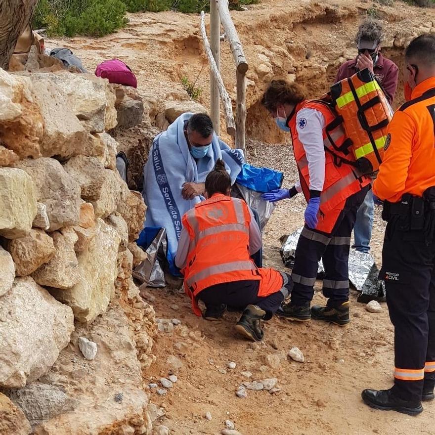 El pescador rescatado, ya a salvo en las rocas.