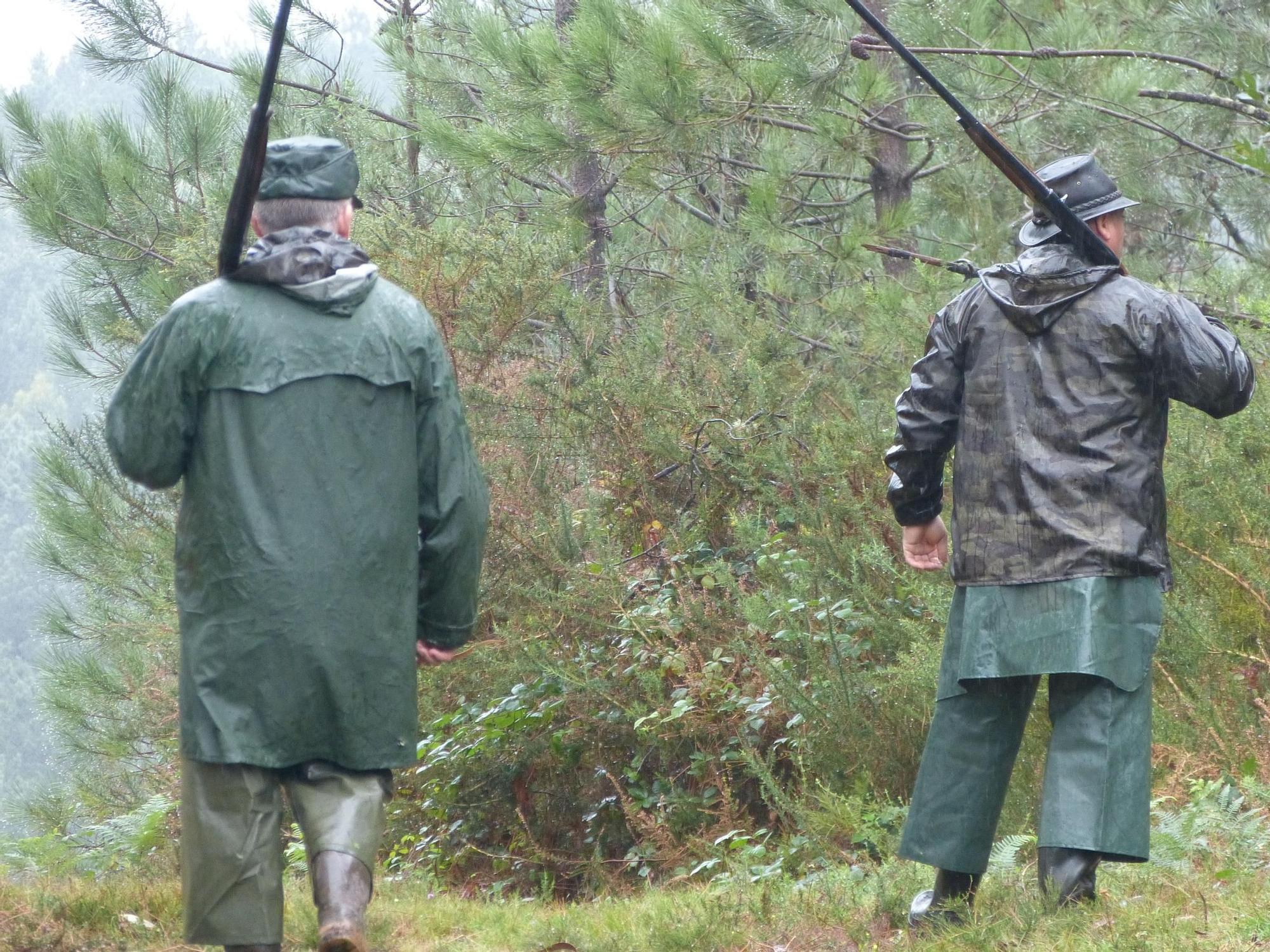 Imágenes de la primera jornada de caza menor en los montes arousanos.