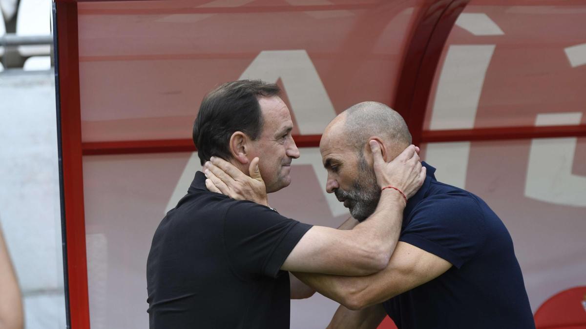 Joseba Etxeberria y Paco Jémez se saludan antes del comienzo del partido del pasado domingo en Nueva Condomina.
