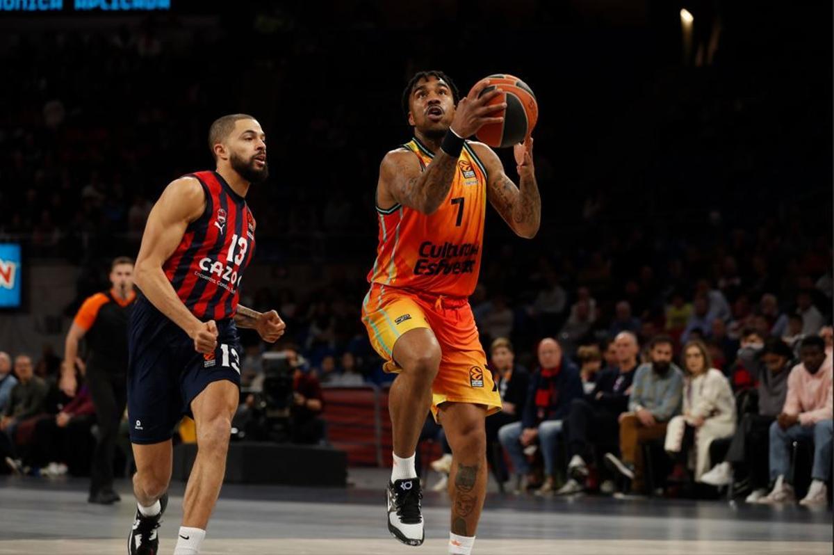 Darius Thompson, en su etapa en el Baskonia, ante un Chris Jones al que debe de sustituir en el Valencia Basket