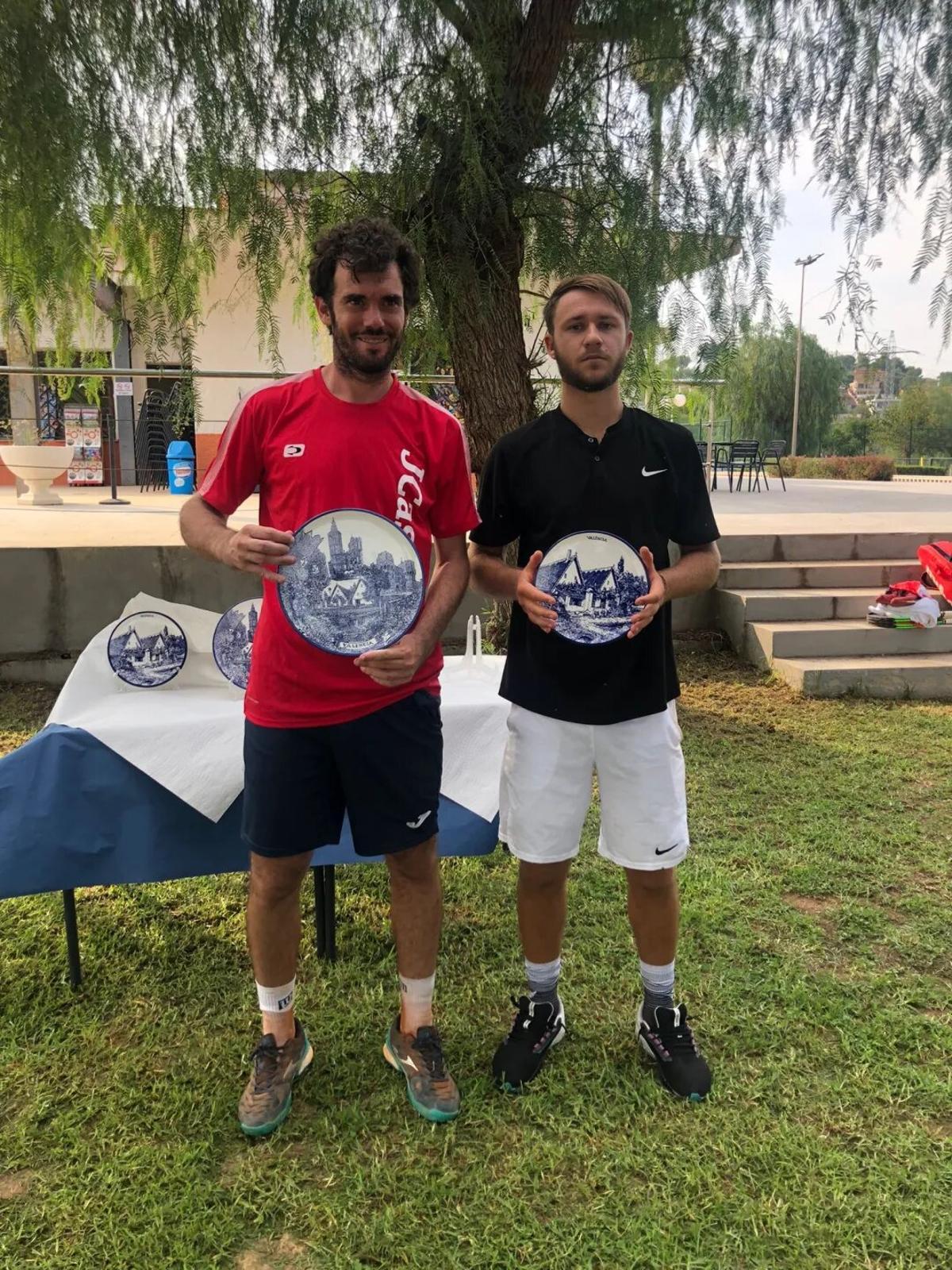 El valenciano Carlos García, a la izquierda, con el azulejo del campeón