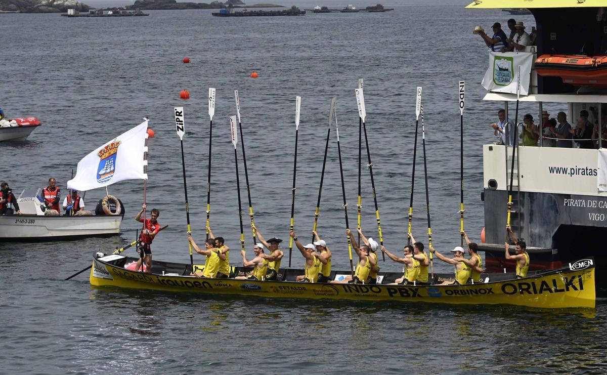 Orio levanta los remos y ondea la bandera tras imponerse en aguas de Bueu.