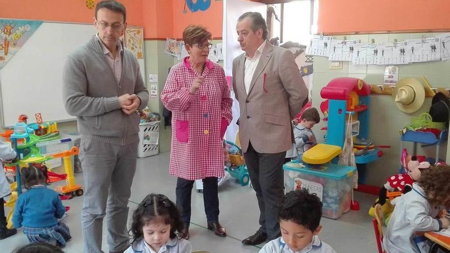 Nicanor García, ayer, conversando con la profesora Carmen Rodríguez en el colegio Nazaret.