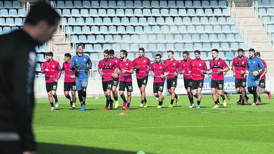 Un momento de un entrenamiento del Tenerife en el estadio, bajo la dirección de Rubén Baraja.