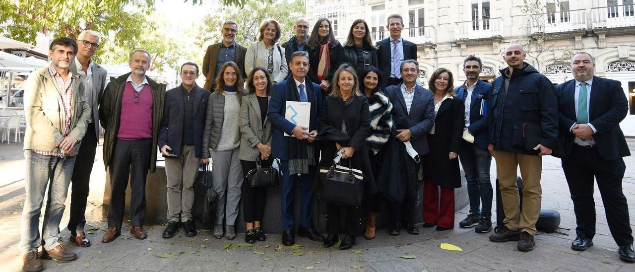 Los jefes y jefas de servicio de Farmacia de una veintena de hospitales de España, con el pontevedrés Carlos Crespo en el centro.  // GUSTAVO SANTOS