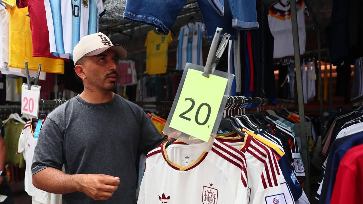 Fran Taques en su puesto de camisetas de fútbol en el mercadillo del lunes de Avilés.
