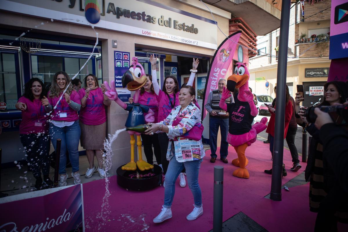 Así han celebrado repartir el Gordo en el Perolo