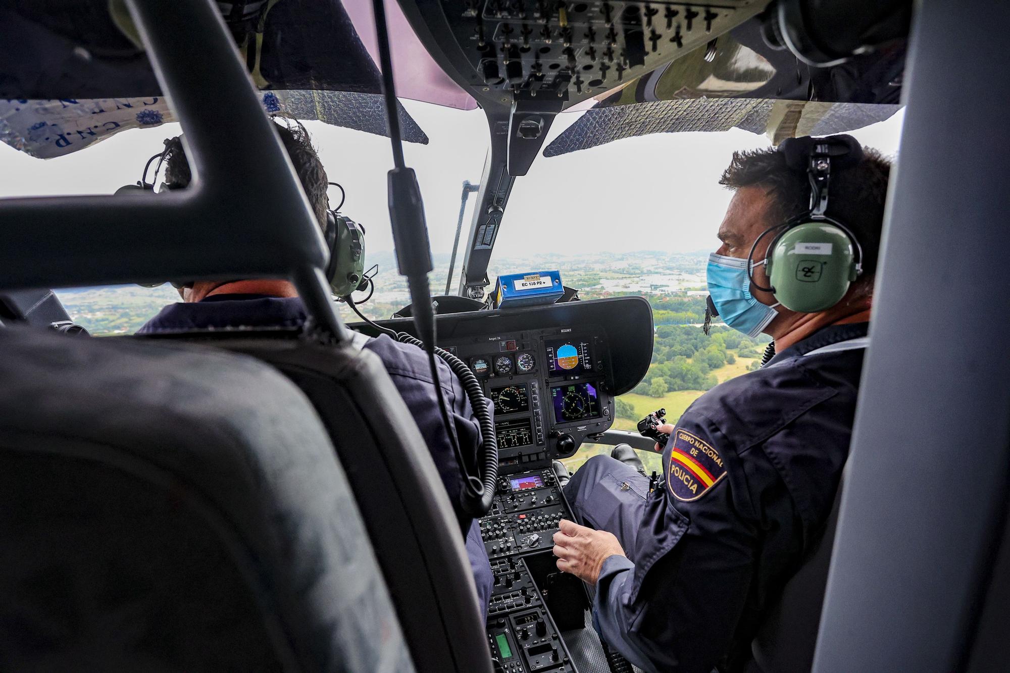 Sobrevolamos Asturias en el helicóptero de la Policía Nacional: esto es lo que ven