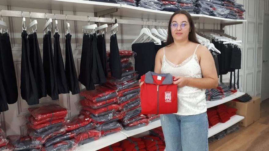 Míriam Louro Iglesias, de la tienda de uniformes A Cuadros. |   // S. R.