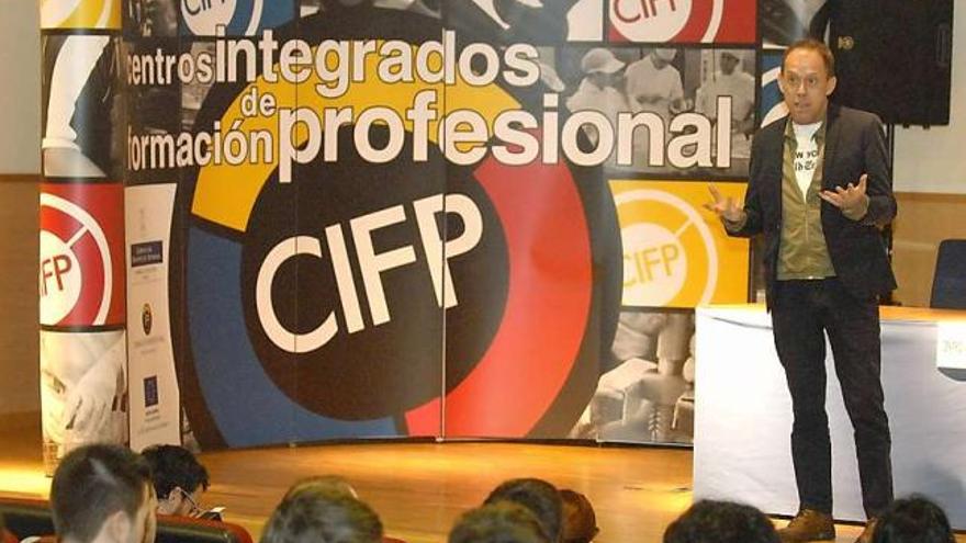 Luis San Narciso, durante la charla que ofreció ayer en el centro de FP de Imagen y Sonido de Langreo.