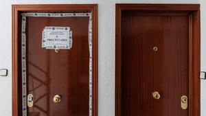 La puerta 1 del sexto piso precintada con una cinta de la Policía Nacional, después de que un joven de 25 años asesinara presuntamente a una mujer de 53 años la pasada madrugada, en el número 1 de la calle Batanes, a 3 de julio de 2023, en Alcalá de Henar