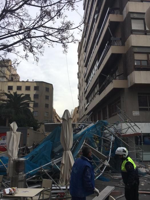 Cae un andamio de grandes dimensiones en pleno centro de Alicante