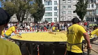 Preparan una tortilla de Guinness en Melide con 15.000 huevos y 1,7 toneladas de patatas