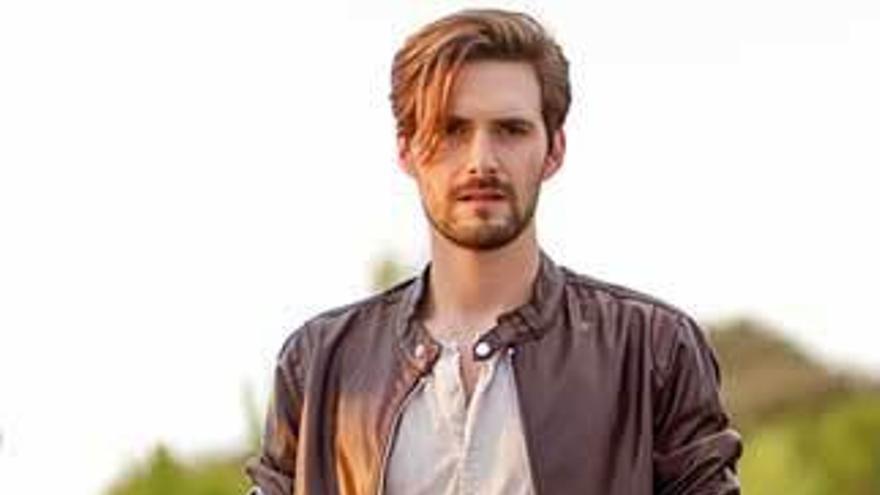 Luis Gonzalvo, batería del grupo &quot;DVicio&quot;.