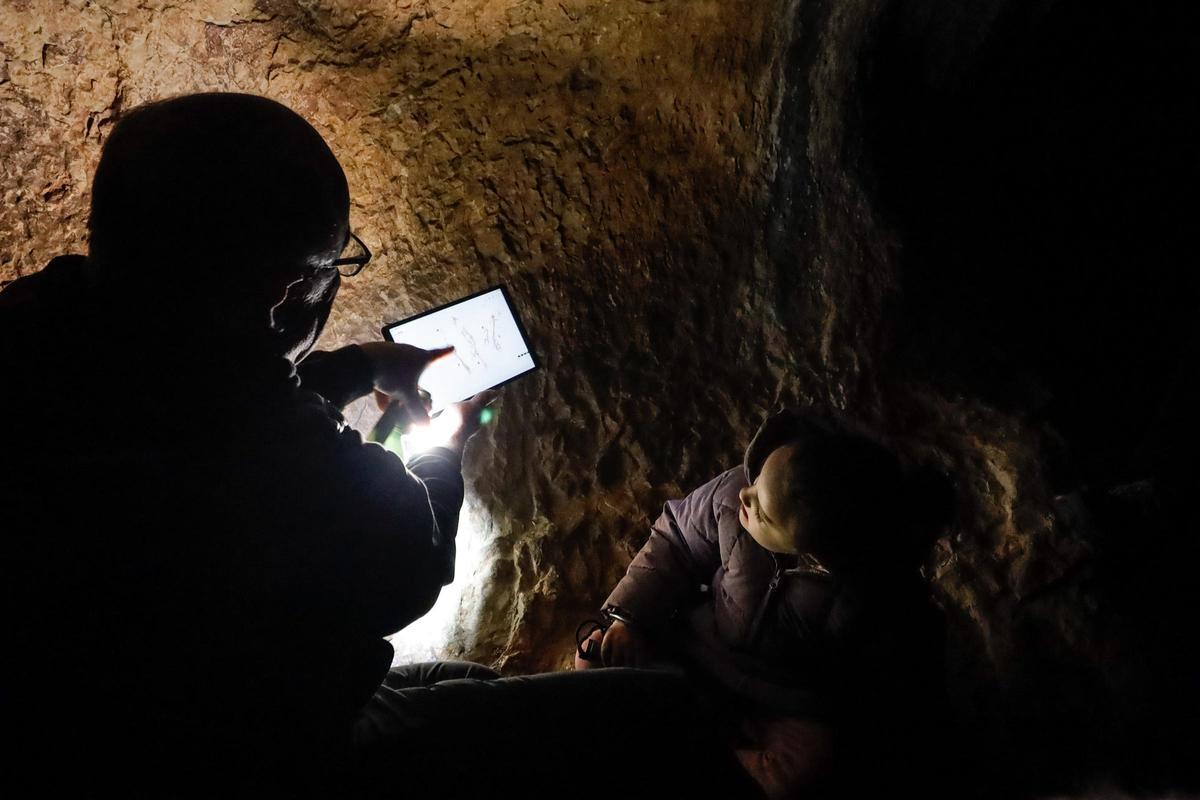 Imágenes de la visita nocturna a las pinturas rupestres de la Sarga