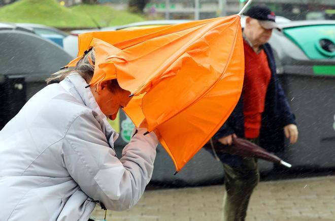 La borrasca Karlotta retuerce paraguas en Vigo