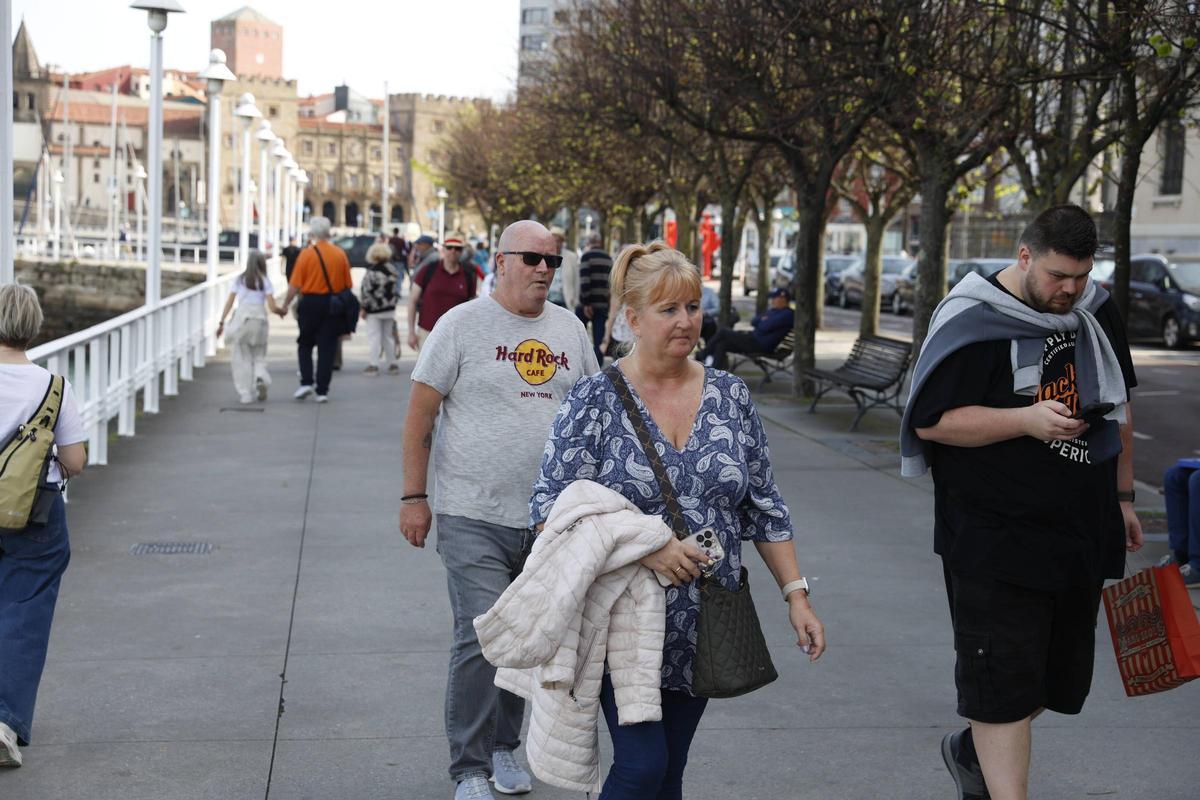 Gijón recibe a los primeros cruceristas de la temporada (en imágenes)