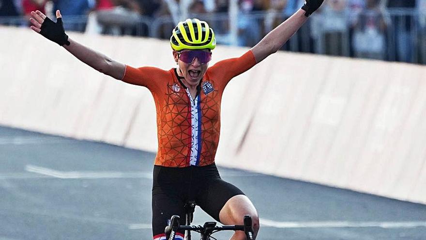 Van Vleuten celebra lo que creía era su victoria. |  // EFE