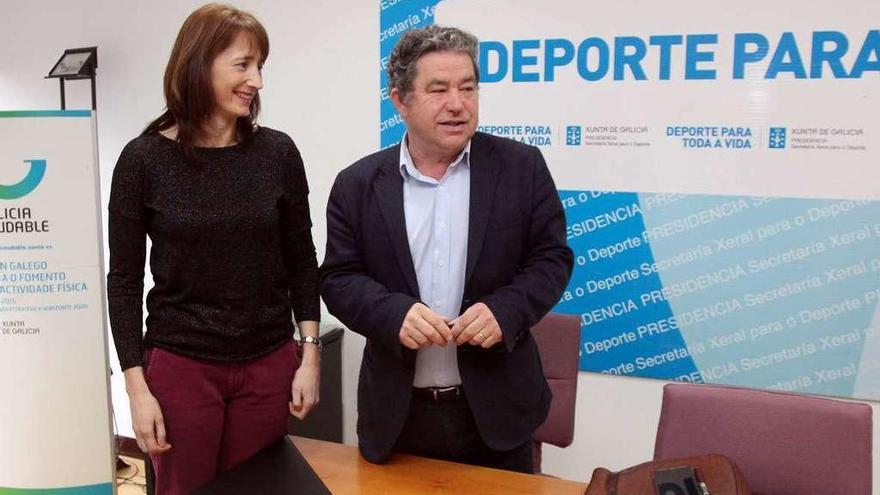 Marta Míguez, secretaria xeral para o Deporte, y el alcalde Miguel Fernández Lores, en marzo pasado. // FdV